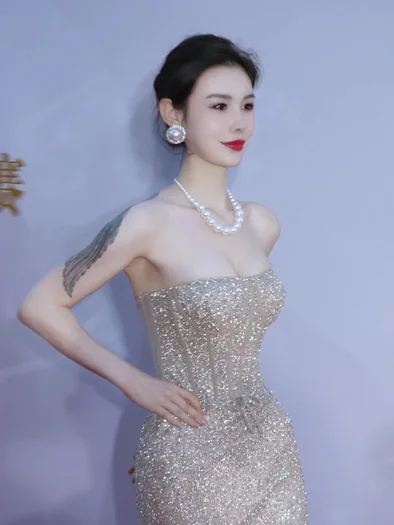 扯掉衣服两只小兔子